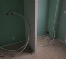 Séparation de la douche avec les toilettes