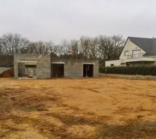 Terrassement et remblai de l'arrière du terrain pour la réalisation de la future terrasse