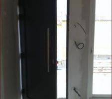 Reprise de la porte d'entrée suite à la nouvelle pose