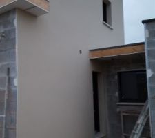 Enduit commenc&eacute; pignon entr&eacute;e (blanc g00 parexlenko)