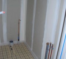 Attentes WC sous escaliers et lave-main