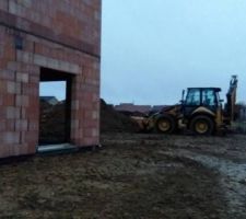 Enlèvement de terre et tarissement du jardin en cours !!!!