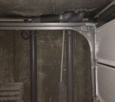 Pose des descentes d'eau pluviale et d'eaux usées : le plombier s'est contorsionné pour contourner la porte de garage :-(