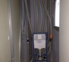 Le plombier a réussi a passer toutes les gaines de VMC de l'étage + les eaux usées derrière le bâti support du WC : bravo :-)