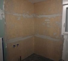 Mise en place natte d'étanchéité sur les murs de la baignoire avant carrelage