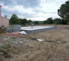 Pr&ecirc;t a coul&eacute; le b&eacute;ton. Le temps est au beau fix donc il n'y aura pas de retard.