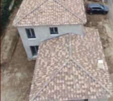 Vue du drone ! On ne peut pas mettre un plus gros plan pour que ne pas afficher les autres maison autour...