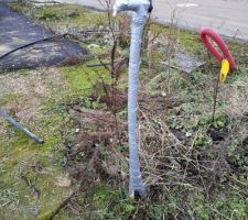 Pose du robinet pour l'eau bien isolé