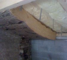 300 mm par dessus en pose décalé ...
qu'elle galere de traverser 300mm de laine de verre avec des suspentes de 4000 très longue donc très souple ...