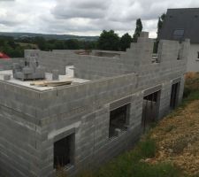 Les murs de l'&eacute;tage... &ccedil;a prend de la hauteur.