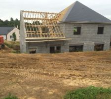 La couverture continue, et le terrassement débute autour de la maison !
