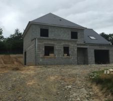 Toiture, clôture, et marches finies
