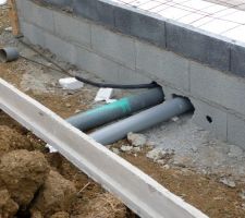 Sortie raccordement eaux usées et branchement eau.