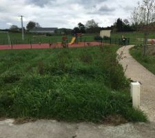 Vue de droite, &agrave; proximit&eacute; de l'aire de jeu pour les enfants.