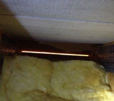 L'isolation des combles perdus, sur les côtés de la maison (sous toiture) : on sent l'air passé, entre chaque chevrons