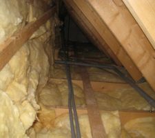 L'isolation des combles perdus, sur les côtés de la maison (sous toiture)
