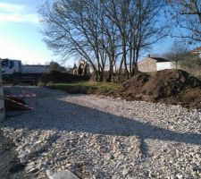 Vue de l'entr&eacute;e apr&egrave;s abattage du mur et chemin d'acc&egrave;s empierr&eacute;