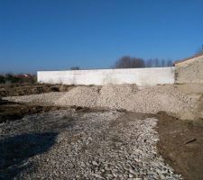 Vue de l'entr&eacute;e apr&egrave;s abattage du mur et chemin d'acc&egrave;s empierr&eacute;