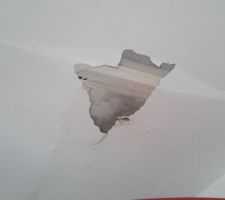 Le début de l'année commence bien. Le plafond de la cuisine ressemble à une tôle ondulée. Cette partie de la maison ayant été construite avant notre acquisition, on ne sait si cela provient d'une canalisation d'eau ou d'une évacuation. Après un appel téléphonique auprès de la compagnie d'assurances, nous décidons de percer le plafond pour évacuer l'eau qui pourrait stagner. Pas d'écoulement mais le plâtre et la laine de verre sont très imbibés. Affaire à suivre !