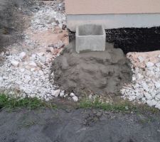 De nouveau c'est à mon tour de travailler et de faire une petite reconvertion en maçonnerie. Au moins là les regards ne bougeront plus!!!