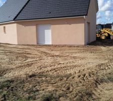Enfin plus de buttes de terre. Y'a pas à dire ça nous fait plus d'espace!!