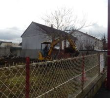 Démolition du garage et des remises et dessouchage des troncs d'arbres!