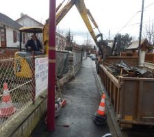 Démolition du garage et des remises et dessouchage des troncs d'arbres!