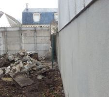 Démolition du garage et des remises et dessouchage des troncs d'arbres!