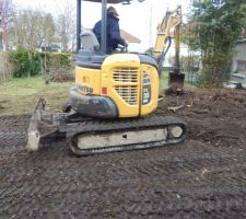 Démolition du garage et des remises et dessouchage des troncs d'arbres!