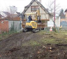 Démolition du garage et des remises et dessouchage des troncs d'arbres!