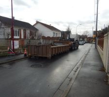 Démolition du garage et des remises et dessouchage des troncs d'arbres!