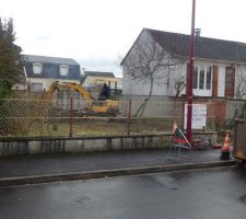 Démolition du garage et des remises et dessouchage des troncs d'arbres!