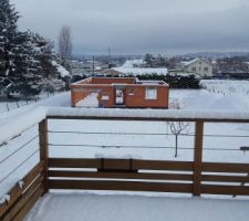 La maison au milieu d'un joli paysage neigeux :-)