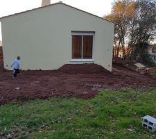 Le fameux remblais de sécurité qui a été fait vraiment n'importe comment. Aucune protection au niveau raison de la façade. Nous le referons après la livraison.