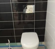 Toilette avant carrelage au sol