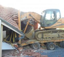 Une pelleteuse mal stationnées dans le garage ... :-((