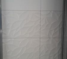 "Oxo deco blanco" (frise) et "Marmi china" (reste du mur), la faïence pour la SDB