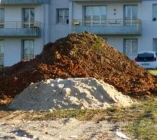 Les matériaux sont arrivés, les maçons ont de quoi s occuper.