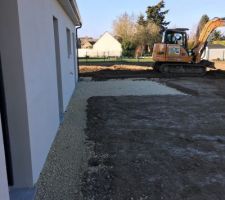 Photo en cours de finition 
Chemin périphérique autour de la maison en calcaire 
Terrasse nord en calcaire (en attente de finance pour une dalle )