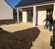 Photo en cours de finition 
Terrasse sud  en calcaire 20 m2 (en attente de finance pour une dalle )
Allée accès + parking en calcaire d'environ 120m2