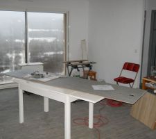 Découpe de la crédence grâce au groupe électrogène que m'a prêté le boulot. Remarquez le gel sur la vitre. Il fait -3°c dehors et 5°c dedans. Ca rend le travail un peu pénible !