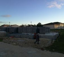 La dalle est coulée depuis le 20 Décembre 2016.
Le temps de séchage obligatoire est de 28 jours.
Les palettes de parpaings sont arrivées !
