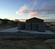 La dalle est coulée depuis le 20 Décembre 2016.
Le temps de séchage obligatoire est de 28 jours.
Les palettes de parpaings sont arrivées !