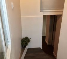 Palier et Escalier entre arri&egrave;re cuisine et sous-sol
Beton recouvert de marches en ch&ecirc;ne