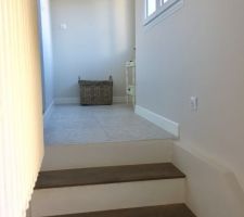 Escalier allant du sous-sol &agrave; l'arri&egrave;re cuisine