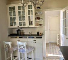 Cuisine avec vue sur l'entrée et la porte menant à la salle de bain du RDC.