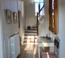 Hall d'entrée vue depuis la porte d'entrée.
Tout de suite à gauche, le salon et à droite la salle à manger.
A gauche au pied de l'escalier, la cuisine et plus loin sur la droite, la Sdb du RDC avec WC.