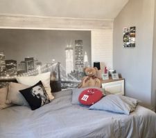 Chambre de ma grande de 12 and... La chambre avait &eacute;t&eacute; refaite une premi&egrave;re fois &agrave; notre arriv&eacute;e en Novembre 2012, mais les go&ucirc;ts des changent &agrave; l'adolescence!!