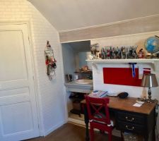 Chambre de ma grande de 12 ans, l'ambiance tranche un peu avec le reste... mais bon, je m'y fais!