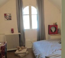 Chambre de ma grande de 12 ans, l'ambiance tranche un peu avec le reste... mais bon, je m'y fais!